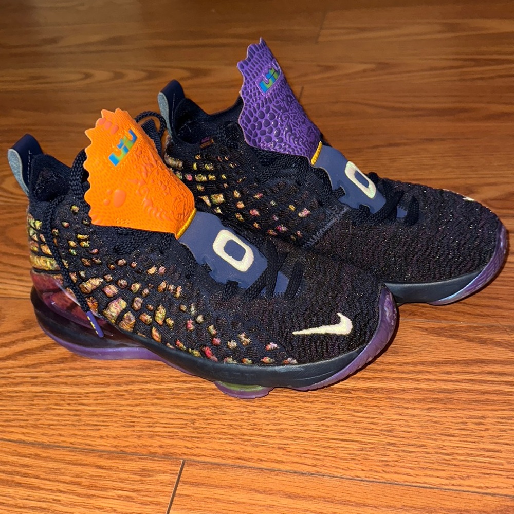 Nike Space Jam Lebron 17s womens 7/youth 5